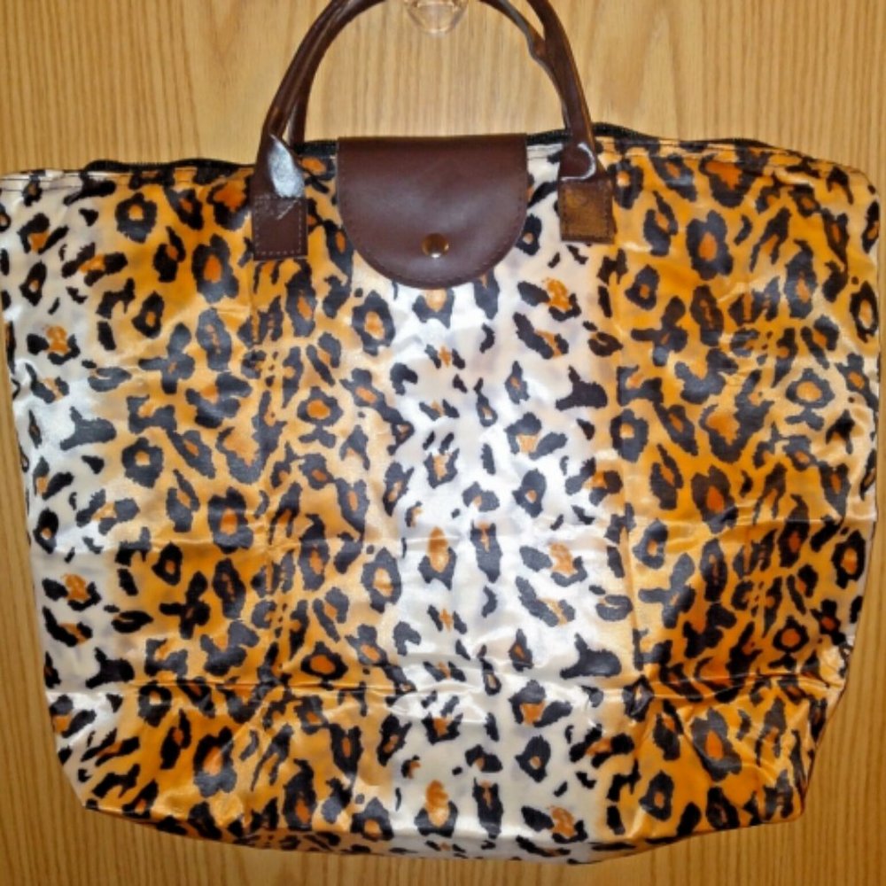 GUANG TONG LEOPARD FOLDING TRAVEL PURSE RAINPROOF CARRY-ON 18" X 13.5" OPEN SNAP